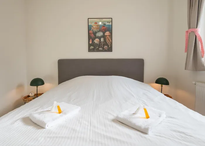 Апартаменты Chez Meme Gernoaze - Unique 2 Bedroom Flat Остенде